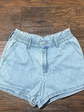 Hollister Ultra High Rise Mom Jean Shorts Light Wash